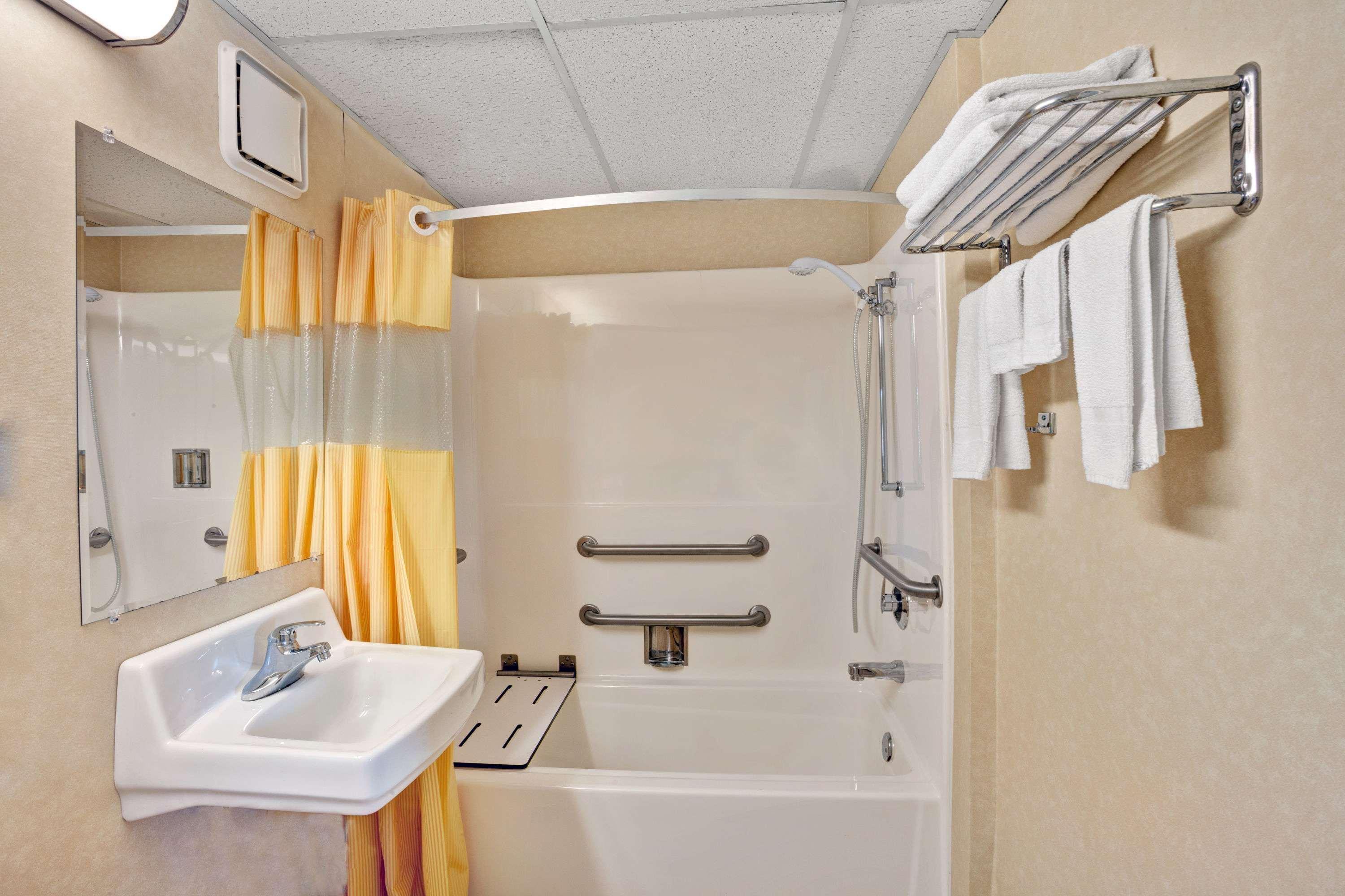 Days Inn By Wyndham Louisville Airport Fair And Expo Center Екстериор снимка
