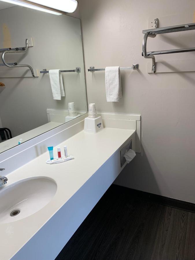 Days Inn By Wyndham Louisville Airport Fair And Expo Center Екстериор снимка