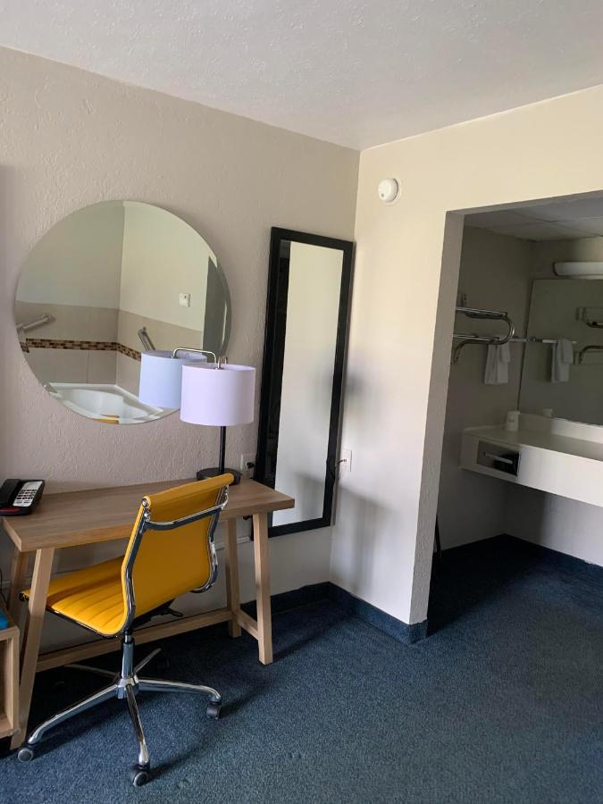 Days Inn By Wyndham Louisville Airport Fair And Expo Center Екстериор снимка