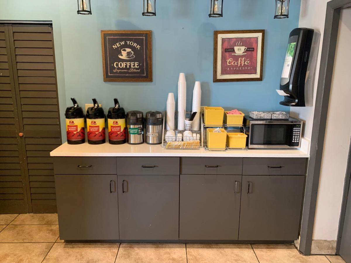 Days Inn By Wyndham Louisville Airport Fair And Expo Center Екстериор снимка