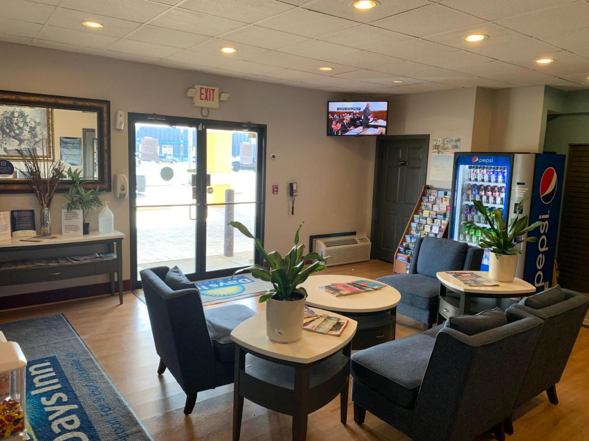 Days Inn By Wyndham Louisville Airport Fair And Expo Center Екстериор снимка