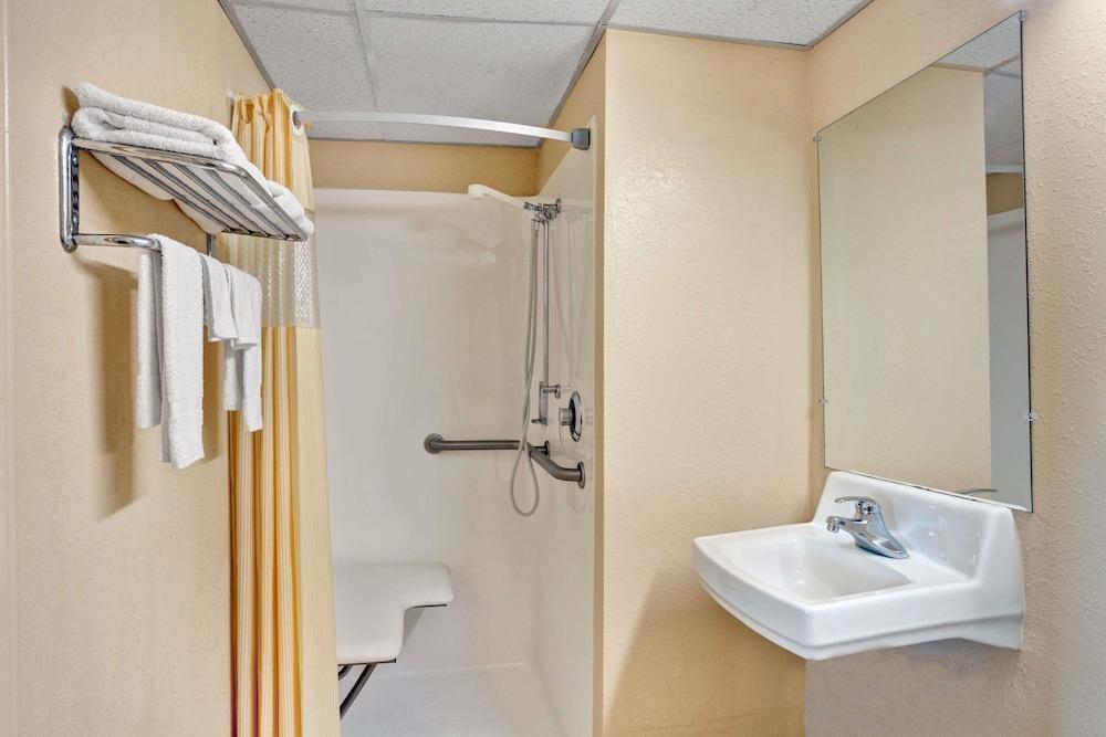 Days Inn By Wyndham Louisville Airport Fair And Expo Center Екстериор снимка
