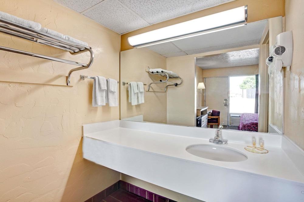 Days Inn By Wyndham Louisville Airport Fair And Expo Center Екстериор снимка